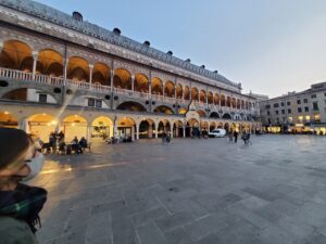 ライトアップされるラジョーネ館