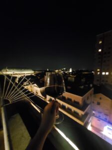 ベランダで飲むワイン