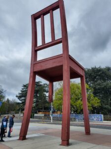 国連ジュネーブ前「壊れた椅子」