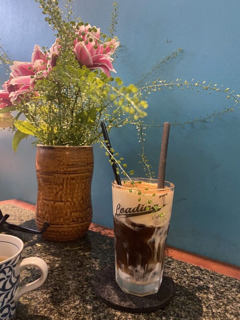 Loading T Café 青い壁紙が個性的