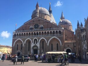 サンタントニオ教会の外観